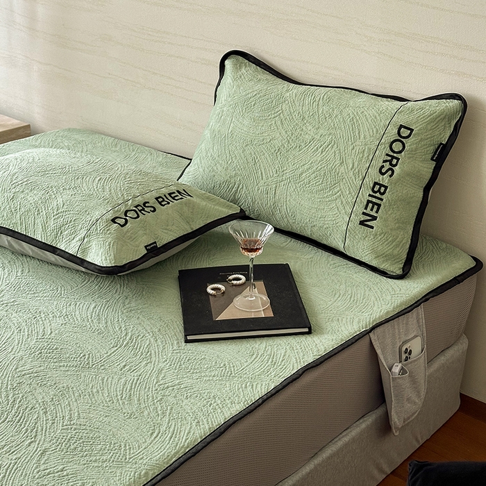 91家纺网 家纺一手货源 找家纺 圆岛家纺 2025新款3D高分子凉感浮雕提花软凉席床笠款三件套 漠语-绿