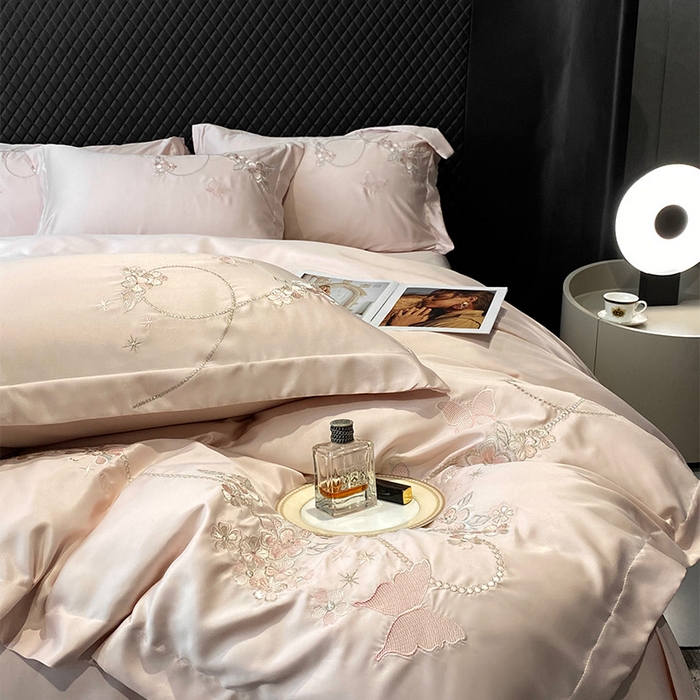 91家纺网 家纺一手货源 找家纺 优悦 2025新款冰丝简奢绣花四件套 雅韵佳人-粉