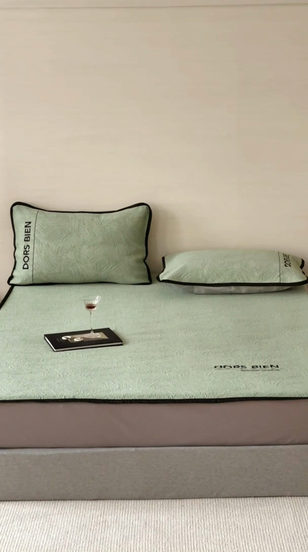 91家纺网 家纺一手货源 找家纺 圆岛家纺 2025新款3D高分子凉感浮雕提花软凉席床笠款三件套 漠语-绿