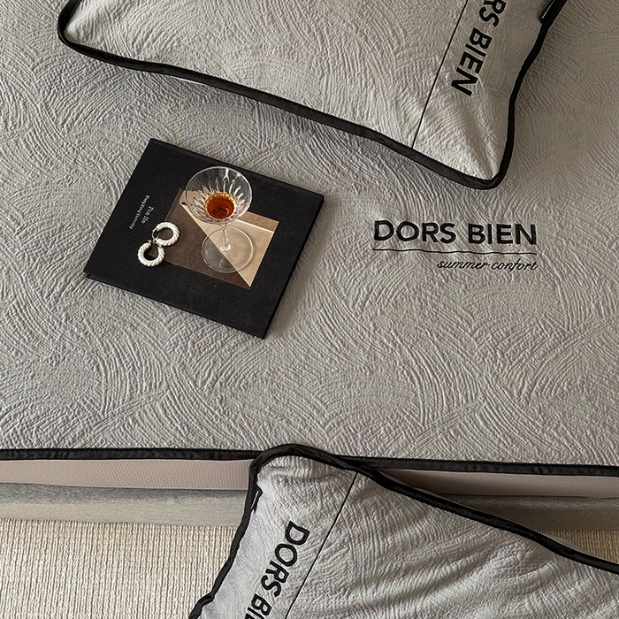 91家纺网 家纺一手货源 找家纺 圆岛家纺 2025新款3D高分子凉感浮雕提花软凉席床笠款三件套 漠语-灰