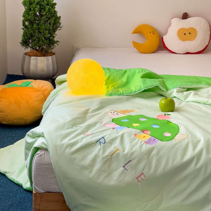 91家纺网 家纺一手货源 找家纺 2025新款快乐多巴胺纯棉夏被 绿色彩虹小恐龙