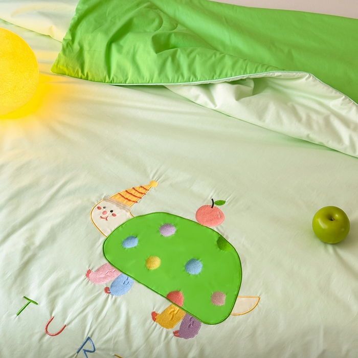 91家纺网 家纺一手货源 找家纺 2025新款快乐多巴胺纯棉夏被 绿色彩虹小恐龙