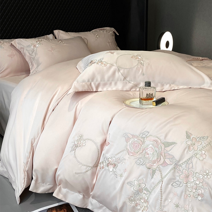 91家纺网 家纺一手货源 找家纺 优悦 2025新款冰丝简奢绣花四件套 雅韵佳人-粉