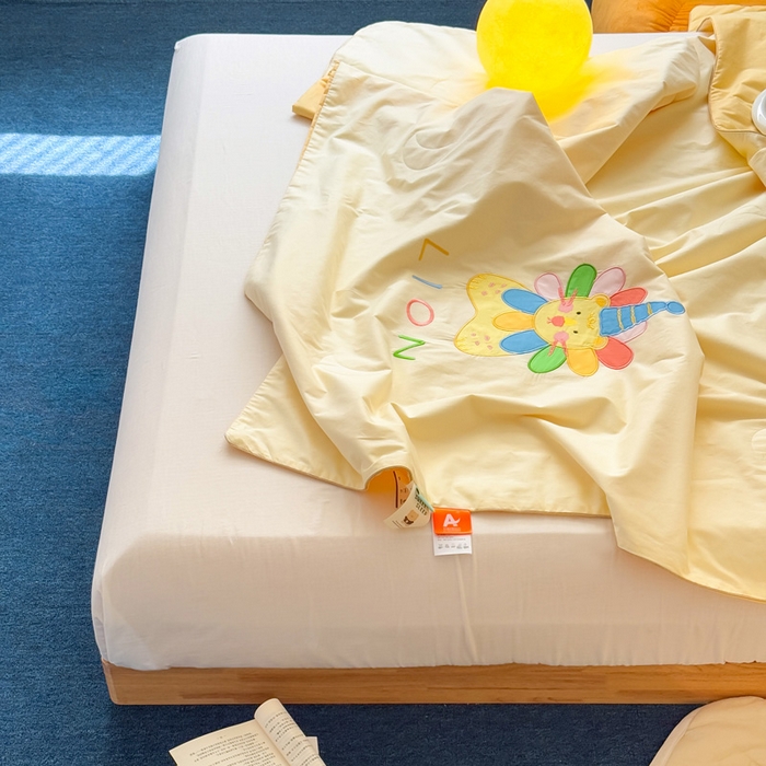 91家纺网 家纺一手货源 找家纺 2025新款快乐多巴胺纯棉夏被 黄色彩虹小狮子