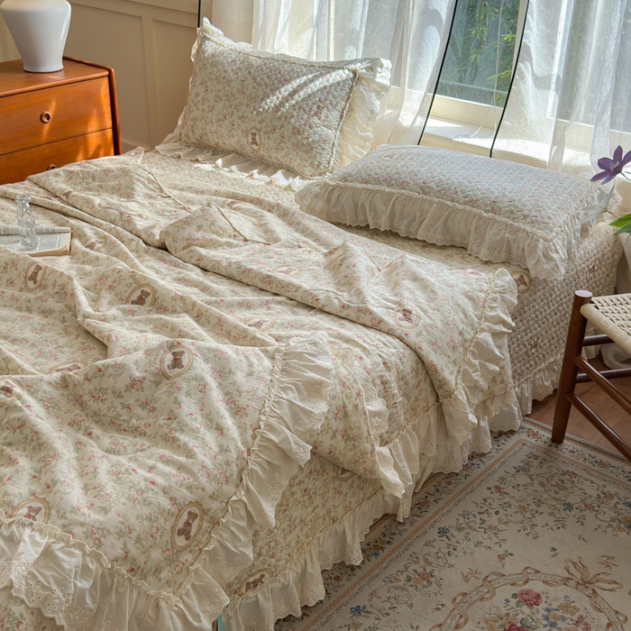 91家纺网 家纺一手货源 找家纺 淑女公社家纺  2025春夏新款法式纯棉双层纱夏被床盖四件套 春日熊仔