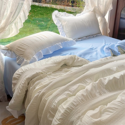91家纺网 家纺一手货源 找家纺 灰鲸2025新款泡泡纱公主风花边款夏被夏凉被空调被四件套系列 泡泡纱花边款-奶昔白+天空蓝