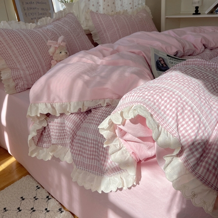 91家纺网 家纺一手货源 找家纺 轻奢坊 2025新款色织提花格子水洗棉仙仙花边安妮四件套 花边安妮-粉