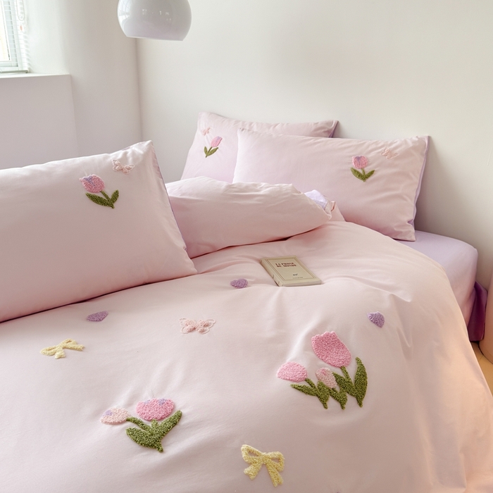 91家纺网 家纺一手货源 找家纺 锦觅家纺 2025新款卡通小清新毛巾绣全棉纯棉四件套（大版定位花型） 蝶恋花（粉紫）