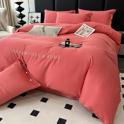 91家纺网 家纺一手货源 找家纺 宇彬家纺 2025直播热款13374全棉母婴级纽扣款压线纯色刺绣四件套全棉贡缎新疆长绒棉字母款轻奢 纽扣-宝石红