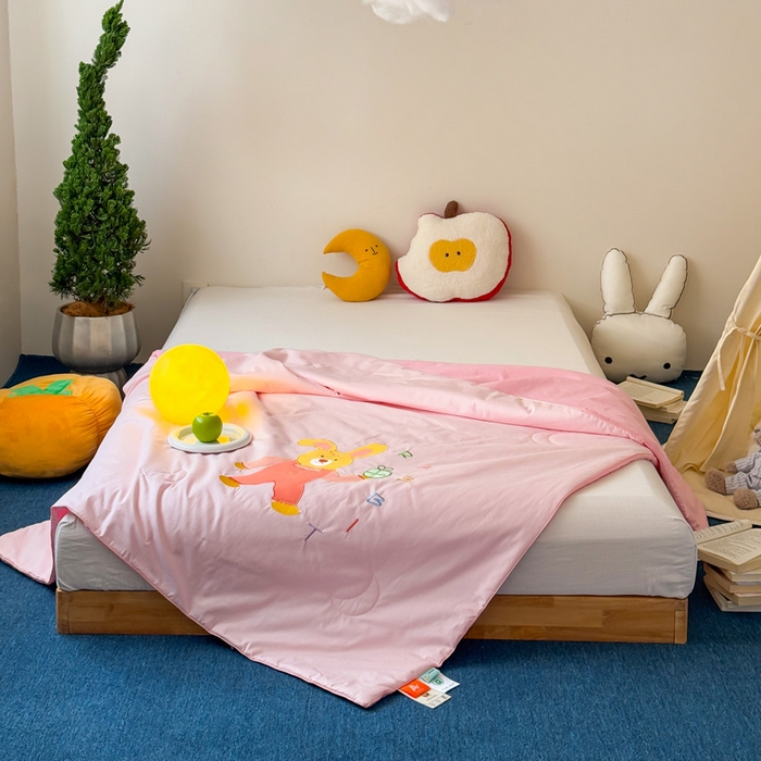 91家纺网 家纺一手货源 找家纺 2025新款快乐多巴胺纯棉夏被 粉色彩虹小兔兔