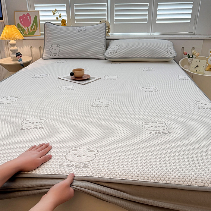 91家纺网 家纺一手货源 找家纺 喜居 2025新款A类凉豆豆提花床笠凉感豆豆床笠 luck小冰熊-灰