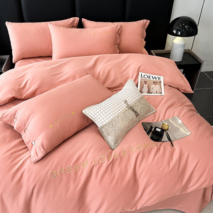 91家纺网 家纺一手货源 找家纺 宇彬家纺 2025直播热款13374全棉母婴级纽扣款压线纯色刺绣四件套全棉贡缎新疆长绒棉字母款轻奢 纽扣-奶油粉