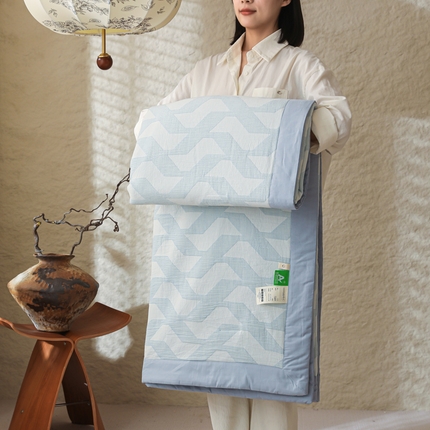 91家纺网 家纺一手货源 找家纺 眠博士 2025新款A类全棉包边三层纱提花夏被四件套 包边三层纱夏被-慕斯-蓝