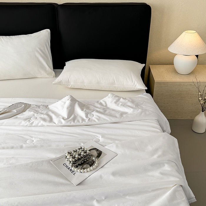 91家纺网 家纺一手货源 找家纺 茧羽世家 2025新款全棉软糯亲肤提花蚕丝夏被 如意 提花 白