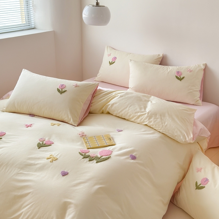 91家纺网 家纺一手货源 找家纺 锦觅家纺 2025新款卡通小清新毛巾绣全棉纯棉四件套（大版定位花型） 蝶恋花（米粉）