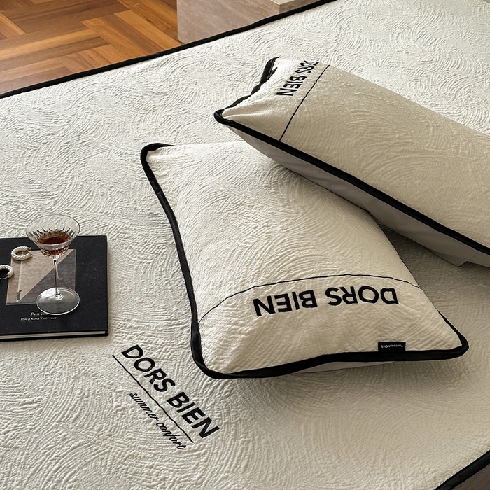 91家纺网 家纺一手货源 找家纺 圆岛家纺 2025新款3D高分子凉感浮雕提花软凉席床笠款三件套 漠语-白