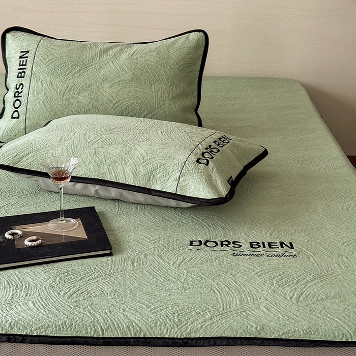 91家纺网 家纺一手货源 找家纺 圆岛家纺 2025新款3D高分子凉感浮雕提花软凉席床笠款三件套 漠语-绿