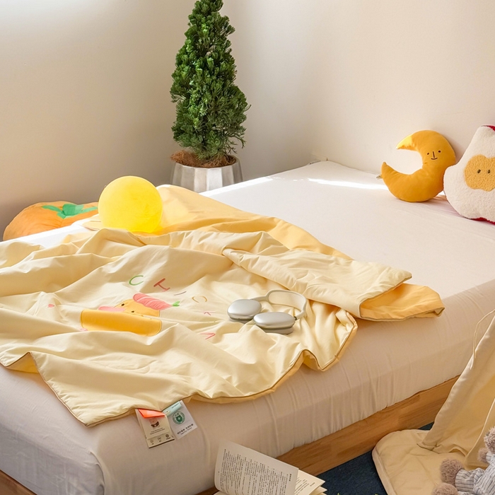 91家纺网 家纺一手货源 找家纺 2025新款快乐多巴胺纯棉夏被 黄色彩虹小鸭子