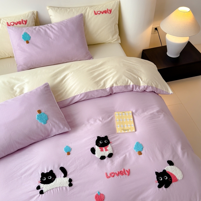 91家纺网 家纺一手货源 找家纺 锦觅家纺 2025新款卡通小清新毛巾绣全棉纯棉四件套（大版定位花型） 嬉戏猫咪