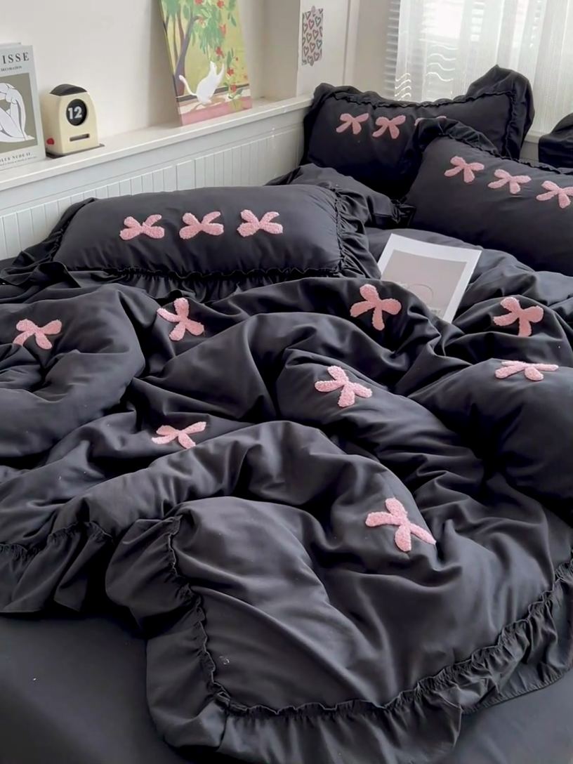 91家纺网 家纺一手货源 找家纺 艺玲家纺 2025新款赫本风系列法式花边水洗棉四件套 小香风 蝴蝶结-黑色