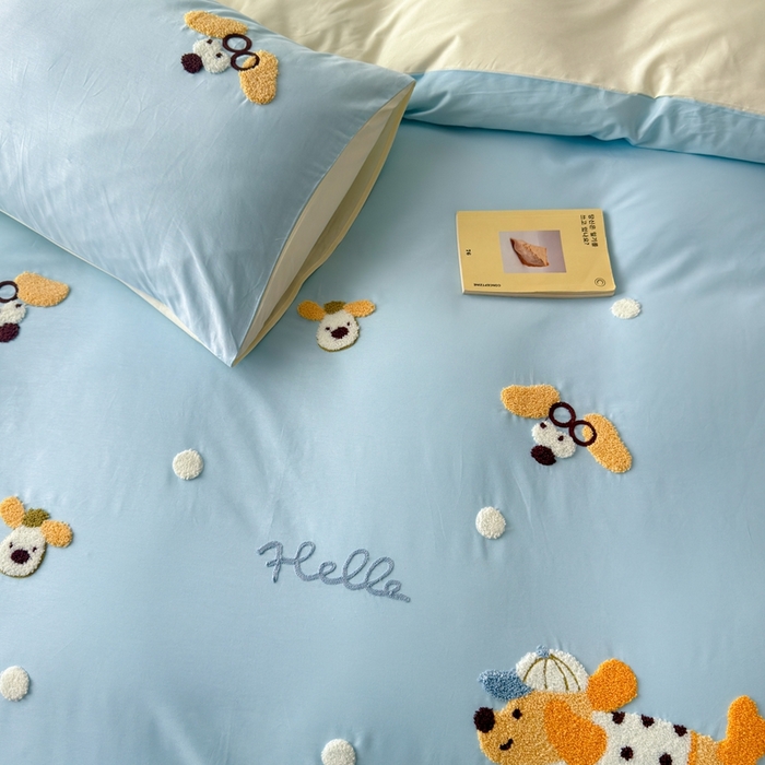 91家纺网 家纺一手货源 找家纺 锦觅家纺 2025新款卡通小清新毛巾绣全棉纯棉四件套（大版定位花型） 奔跑的狗狗