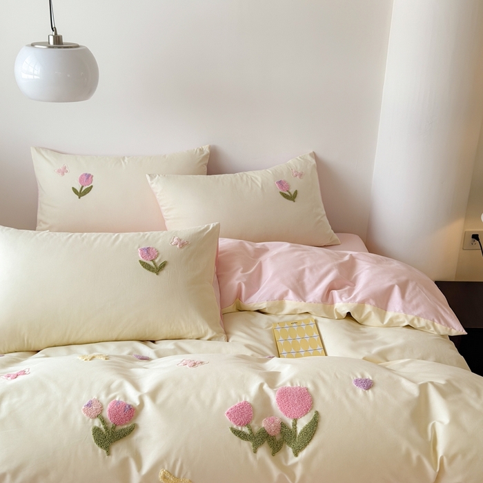 91家纺网 家纺一手货源 找家纺 锦觅家纺 2025新款卡通小清新毛巾绣全棉纯棉四件套（大版定位花型） 蝶恋花（米粉）