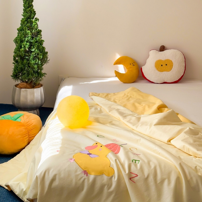 91家纺网 家纺一手货源 找家纺 2025新款快乐多巴胺纯棉夏被 黄色彩虹小鸭子