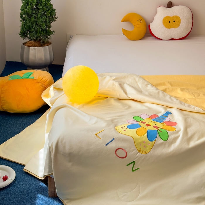 91家纺网 家纺一手货源 找家纺 2025新款快乐多巴胺纯棉夏被 黄色彩虹小狮子