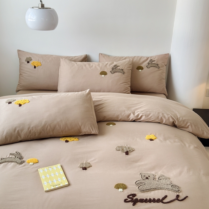 91家纺网 家纺一手货源 找家纺 锦觅家纺 2025新款卡通小清新毛巾绣全棉纯棉四件套（大版定位花型） 丛林趣事