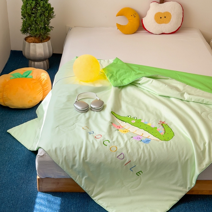 91家纺网 家纺一手货源 找家纺 2025新款快乐多巴胺纯棉夏被 绿色彩虹小鳄鱼