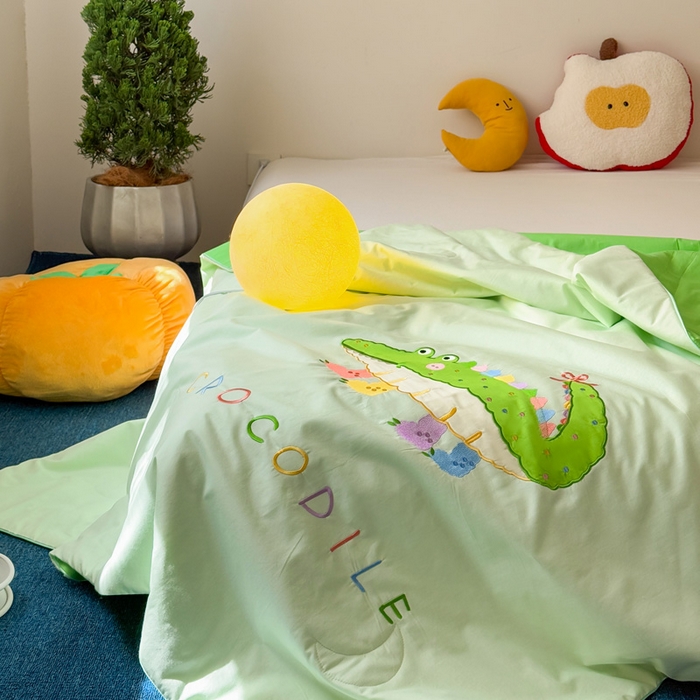 91家纺网 家纺一手货源 找家纺 2025新款快乐多巴胺纯棉夏被 绿色彩虹小鳄鱼