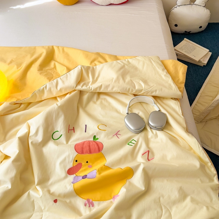 91家纺网 家纺一手货源 找家纺 2025新款快乐多巴胺纯棉夏被 黄色彩虹小鸭子