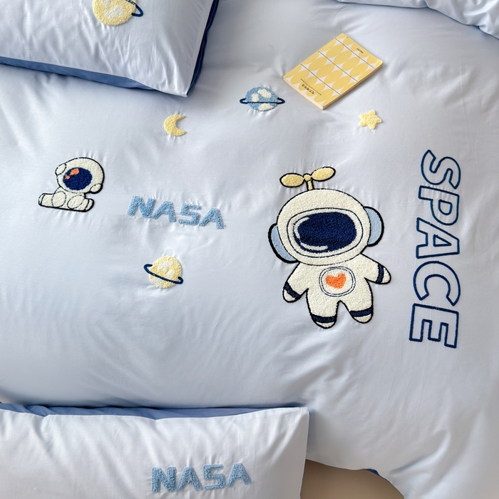 91家纺网 家纺一手货源 找家纺 锦觅家纺 2025新款卡通小清新毛巾绣全棉纯棉四件套（大版定位花型） 小宇航员