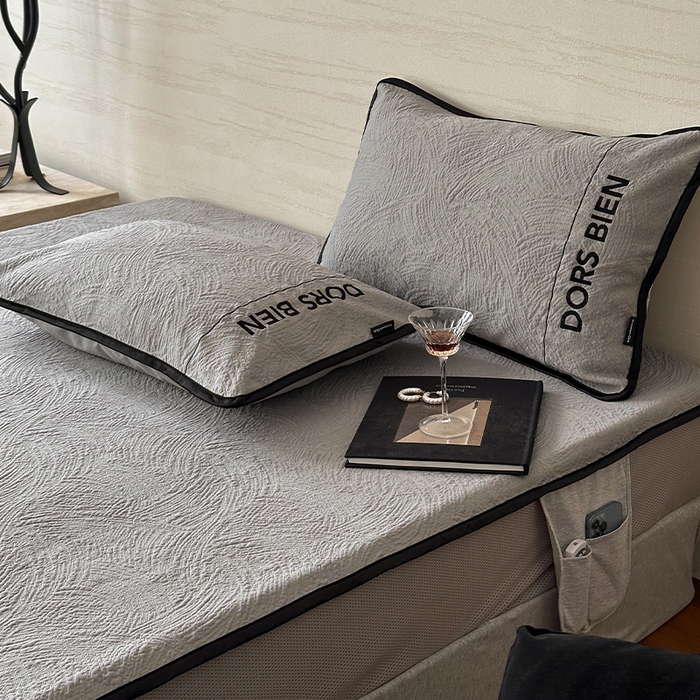 91家纺网 家纺一手货源 找家纺 圆岛家纺 2025新款3D高分子凉感浮雕提花软凉席床笠款三件套 漠语-灰