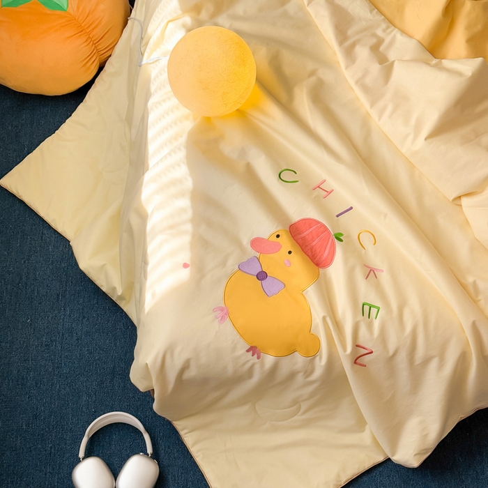 91家纺网 家纺一手货源 找家纺 2025新款快乐多巴胺纯棉夏被 黄色彩虹小鸭子