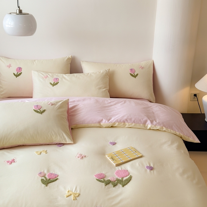 91家纺网 家纺一手货源 找家纺 锦觅家纺 2025新款卡通小清新毛巾绣全棉纯棉四件套（大版定位花型） 蝶恋花（米粉）