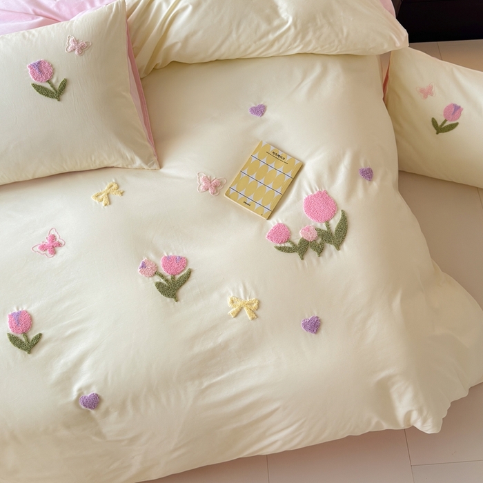 91家纺网 家纺一手货源 找家纺 锦觅家纺 2025新款卡通小清新毛巾绣全棉纯棉四件套（大版定位花型） 蝶恋花（米粉）