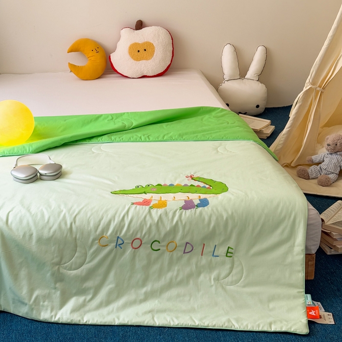 91家纺网 家纺一手货源 找家纺 2025新款快乐多巴胺纯棉夏被 绿色彩虹小鳄鱼