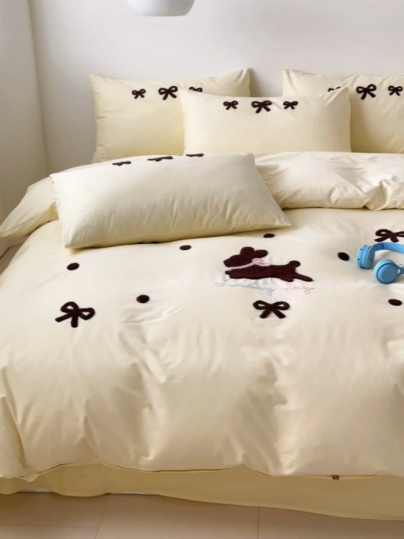 91家纺网 家纺一手货源 找家纺 锦觅家纺 2025新款卡通小清新毛巾绣全棉纯棉四件套（大版定位花型） 奶油兔兔