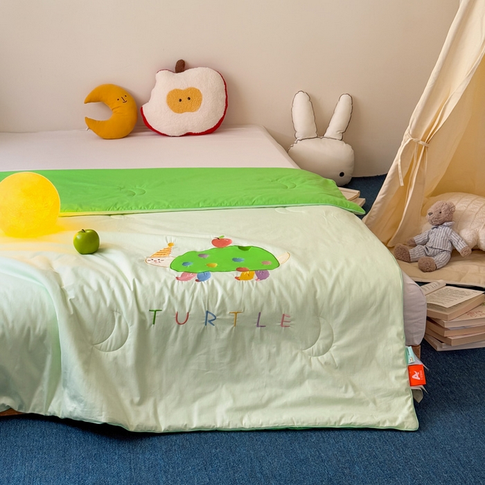 91家纺网 家纺一手货源 找家纺 2025新款快乐多巴胺纯棉夏被 绿色彩虹小恐龙