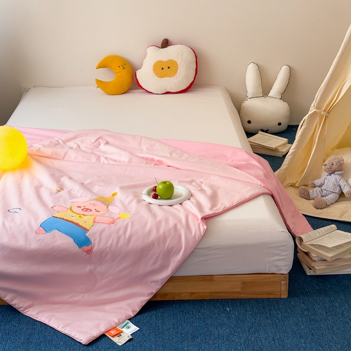 91家纺网 家纺一手货源 找家纺 2025新款快乐多巴胺纯棉夏被 粉色彩虹小猪猪