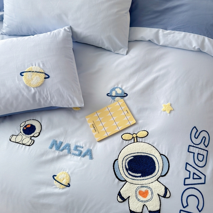 91家纺网 家纺一手货源 找家纺 锦觅家纺 2025新款卡通小清新毛巾绣全棉纯棉四件套（大版定位花型） 小宇航员