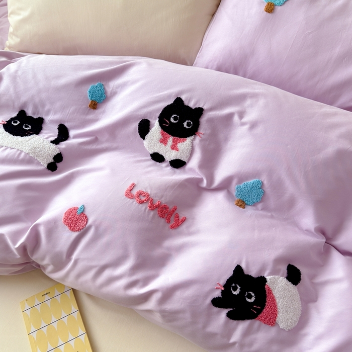 91家纺网 家纺一手货源 找家纺 锦觅家纺 2025新款卡通小清新毛巾绣全棉纯棉四件套（大版定位花型） 嬉戏猫咪