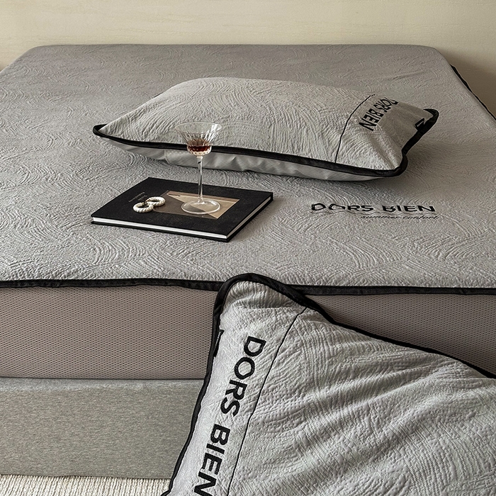 91家纺网 家纺一手货源 找家纺 圆岛家纺 2025新款3D高分子凉感浮雕提花软凉席床笠款三件套 漠语-灰