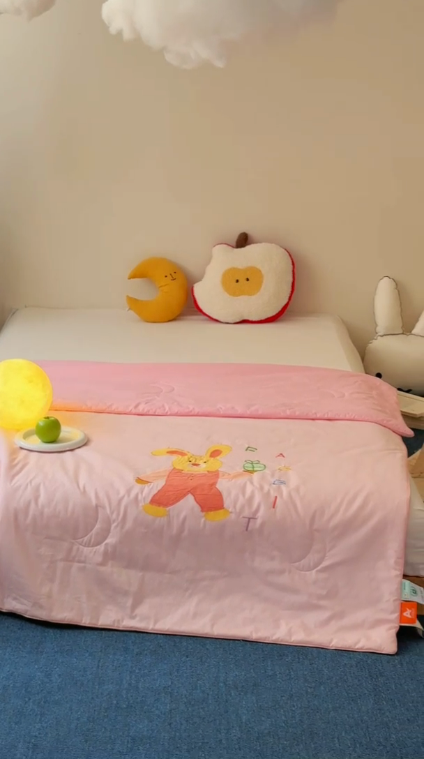 91家纺网 家纺一手货源 找家纺 2025新款快乐多巴胺纯棉夏被 粉色彩虹小兔兔