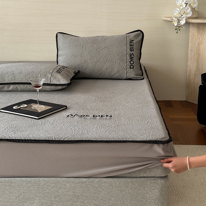 91家纺网 家纺一手货源 找家纺 圆岛家纺 2025新款3D高分子凉感浮雕提花软凉席床笠款三件套 漠语-灰