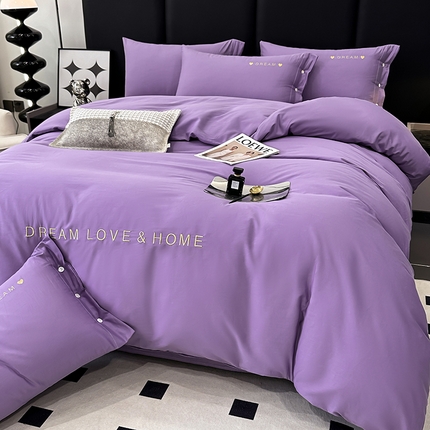 91家纺网 家纺一手货源 找家纺 宇彬家纺 2025直播热款13374全棉母婴级纽扣款压线纯色刺绣四件套全棉贡缎新疆长绒棉字母款轻奢 纽扣-曲雅紫