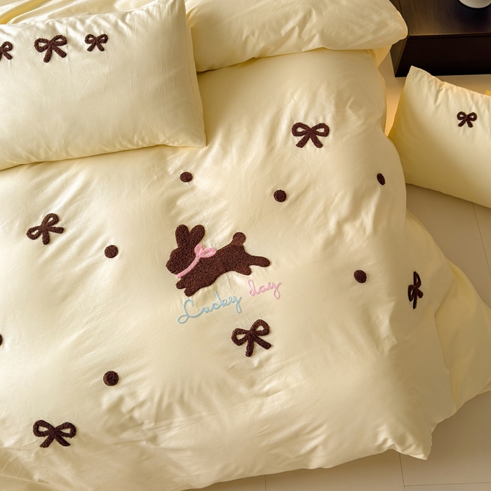 91家纺网 家纺一手货源 找家纺 锦觅家纺 2025新款卡通小清新毛巾绣全棉纯棉四件套（大版定位花型） 奶油兔兔