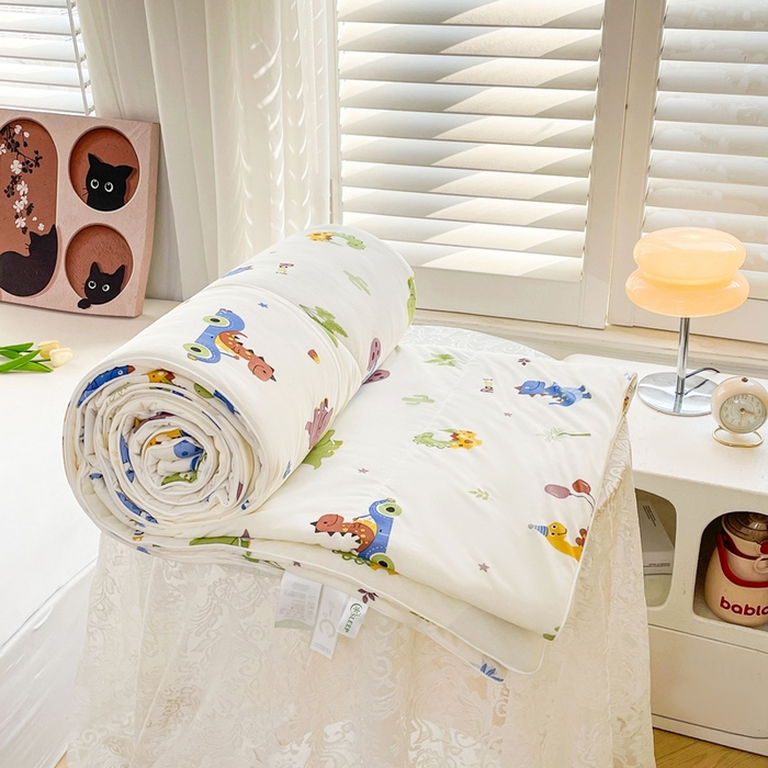 91家纺网 家纺一手货源 找家纺 好梦来家纺（原锦茂家纺） 2025新款印花凉感丝抗菌夏被 恐龙派对