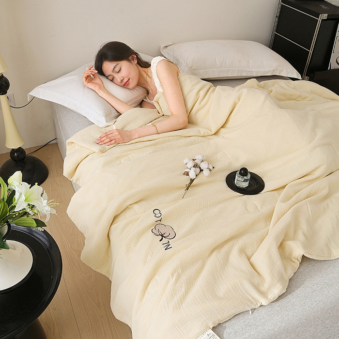 91家纺网 家纺一手货源 找家纺 2025新款A类全棉双层皱皱纱立体烫画纯色款大豆夏凉被空调被 皱皱-米黄